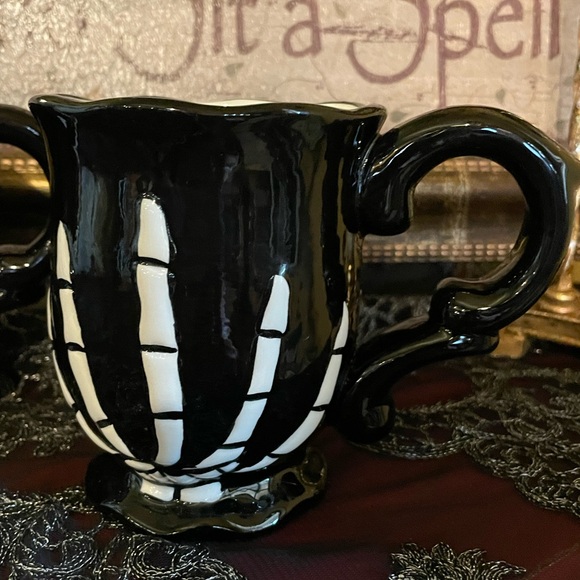 SPOOKY HOLLOW NWOT Halloween Skeleton Hand Set Of 2 Coffee/Tea Cups/Mugs - Picture 4 of 13